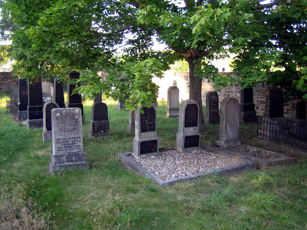 Gräber und Grabmale auf dem Jüdischen Friedhof Ahrweiler in der Schützenstraße (2012).