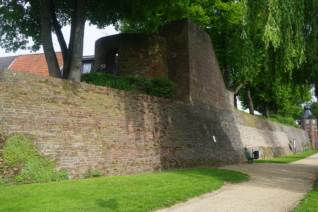 Reeser Stadtmauer an der Rheinfront, Weißer Turm (2019)