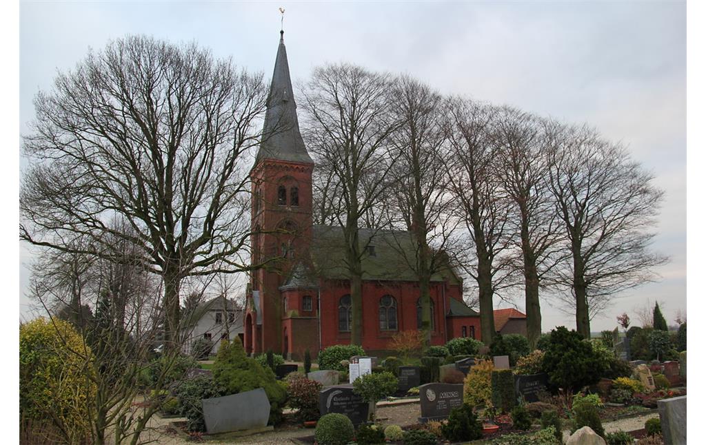 Friedhof mit dahinter liegender evangelische Kirche in Neulouisendorf (2013)