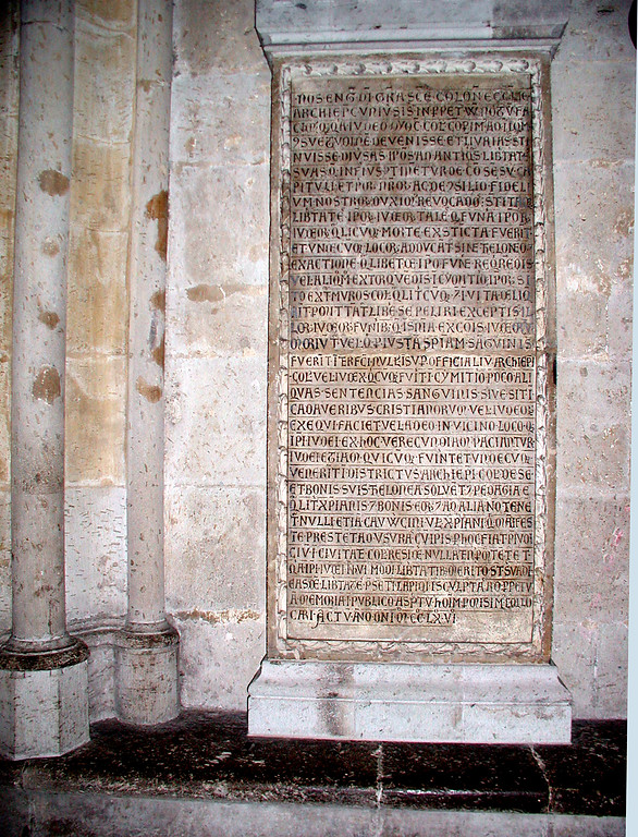 Das Dokument des Kölner Judenprivilegs, die mannshohe Steintafel von 1266, im Kölner Dom an einer Wand des nördlichen Chorumgangs (2007)