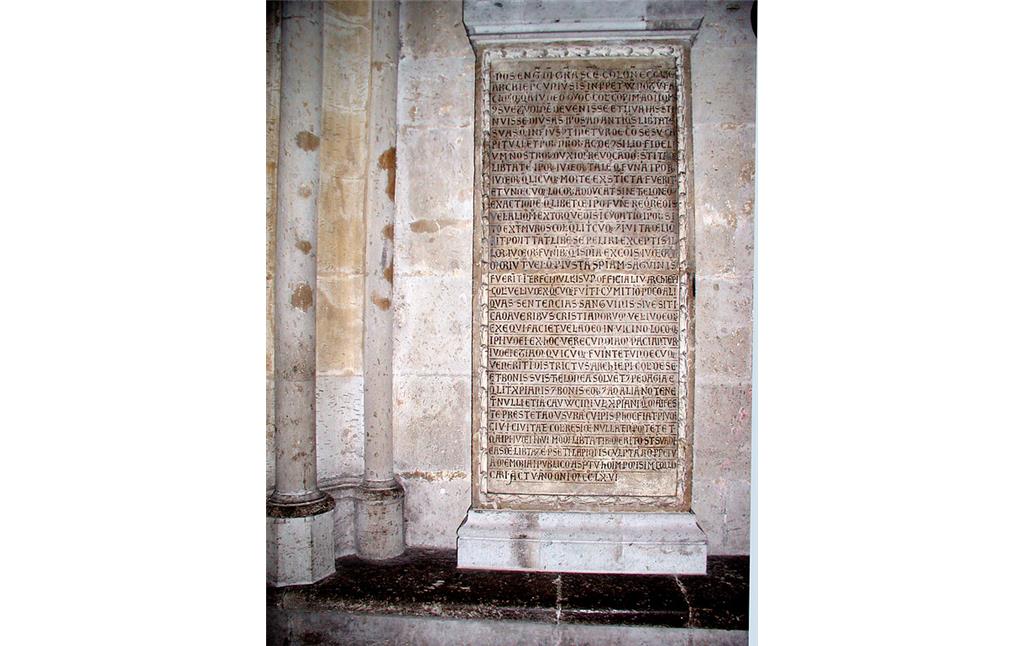 Das Dokument des Kölner Judenprivilegs, die mannshohe Steintafel von 1266, im Kölner Dom an einer Wand des nördlichen Chorumgangs (2007)