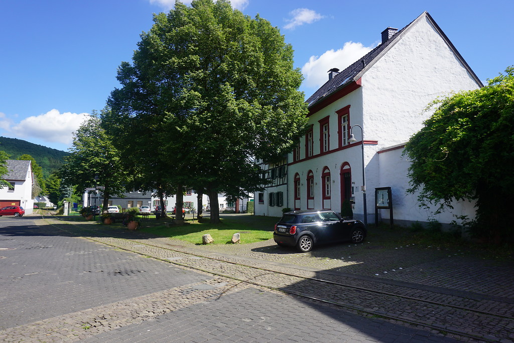 Schleiden-Olef, Denkmalbereich. Der 'Plan' (Dreiecksplatz) mit Gebäuden an der Ostseite und Nordseite (2017)