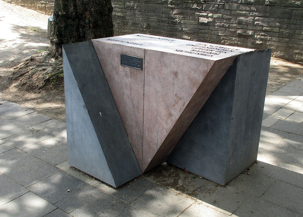 Das Mahnmal für die schwulen und lesbischen Opfer des Nationalsozialismus am Kölner Rheinufer, das so genannte "Rosa Winkel Denkmal" (2019)
