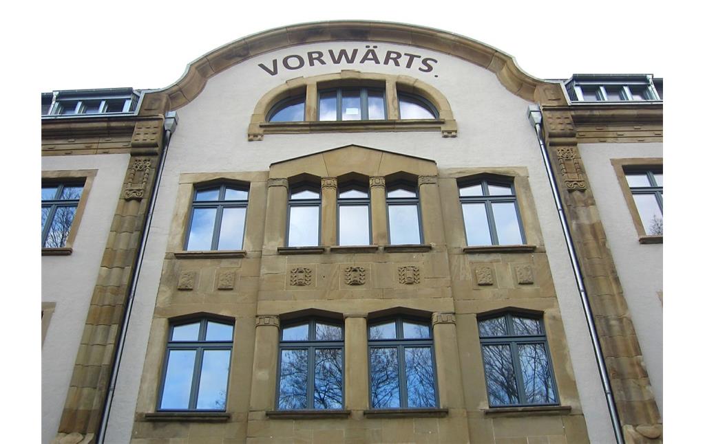 Oberer Teil der Hauptfassade des Kontorgebäudes der Konsumgenossenschaft Vorwärts in der Münzstraße in Barmen (2014).