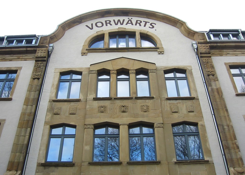 Oberer Teil der Hauptfassade des Kontorgebäudes der Konsumgenossenschaft Vorwärts in der Münzstraße in Barmen (2014).