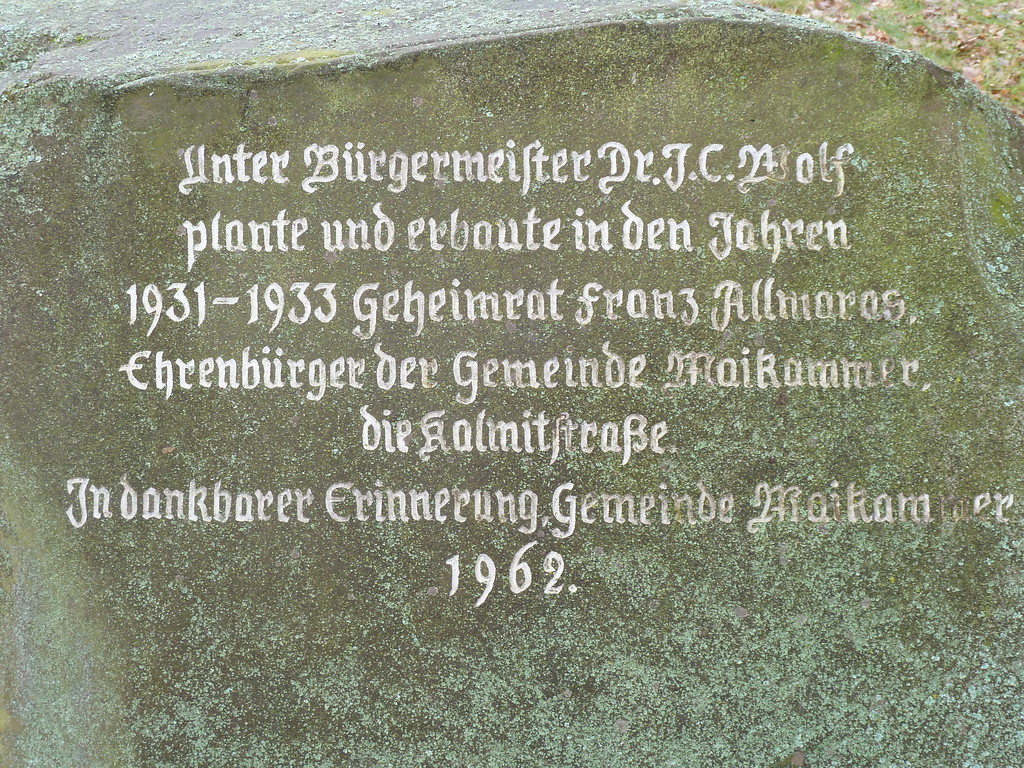Gedenkstein an der Kalmitstraße (2015). Der Stein wurde von der Gemeinde Maikammer zu Ehren des Erbauers der Kalmitstraße, Franz Gabriel Allmaras im Jahre 1962 errichtet.