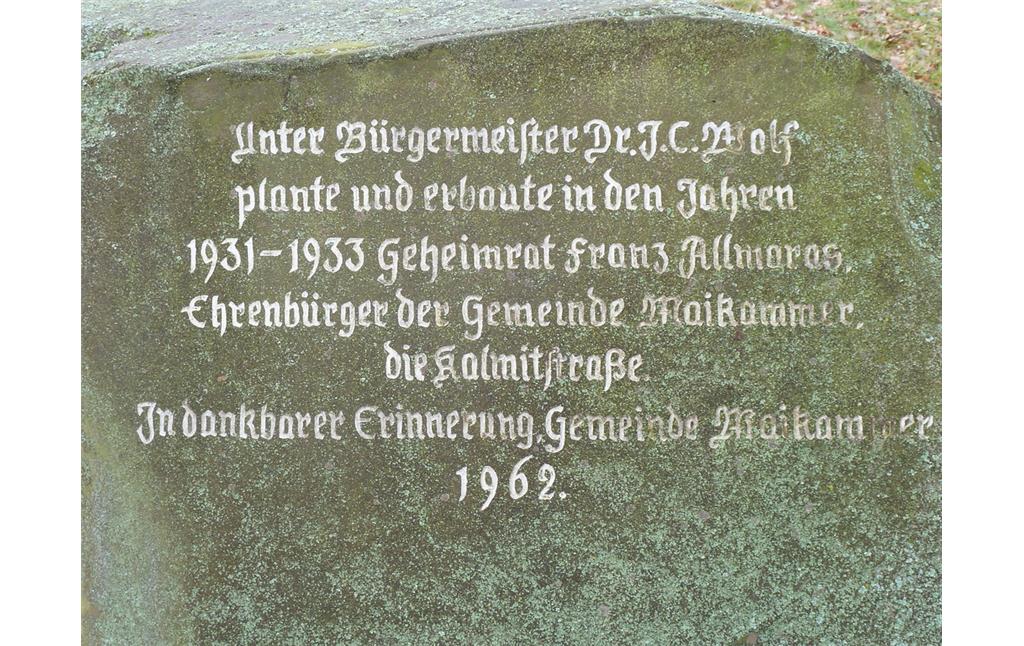 Gedenkstein an der Kalmitstraße (2015). Der Stein wurde von der Gemeinde Maikammer zu Ehren des Erbauers der Kalmitstraße, Franz Gabriel Allmaras im Jahre 1962 errichtet.