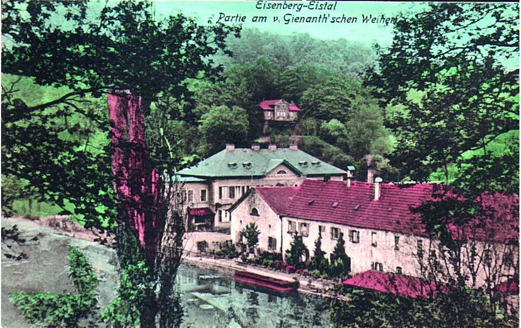 Historische Postkarte mit Blick schräg über den Weiher auf das Herrenhaus der Familie Gienanth (links) und die langgestreckte Häuserzeile mit den Arbeiterwohnungen (um 1910)