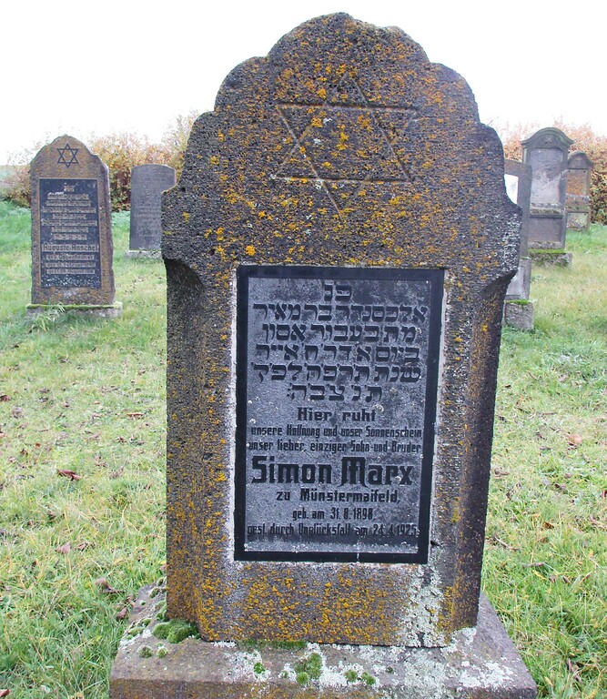 Grabstein des Simon Marx (1898-1925) auf dem Gräberfeld des jüdischen Friedhofs Mertloch (2022).