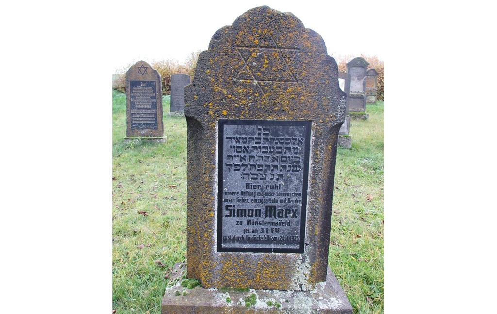 Grabstein des Simon Marx (1898-1925) auf dem Gräberfeld des jüdischen Friedhofs Mertloch (2022).