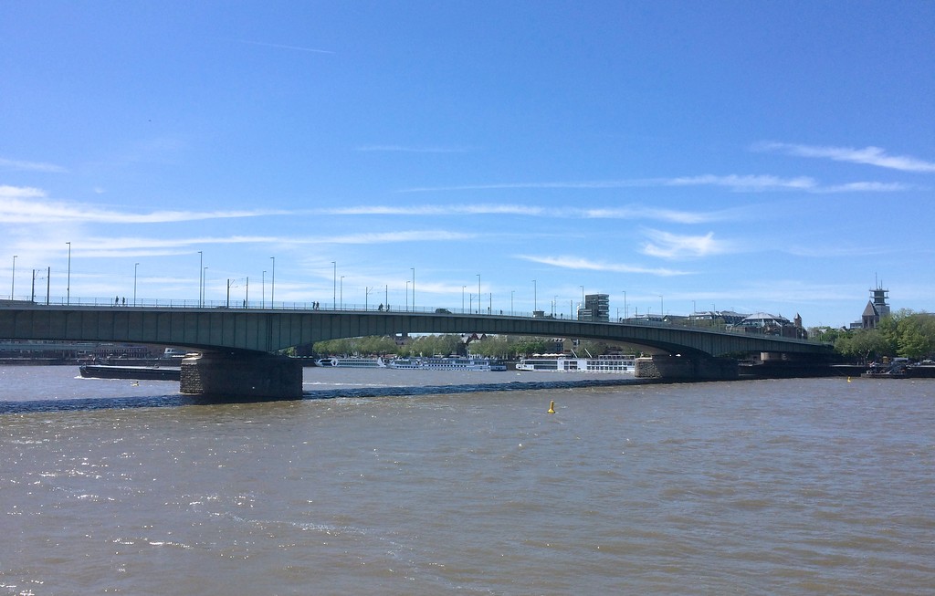 Deutzer Brücke (2019), von Norden aus in Richtung der Stadtkölner Rheinseite gesehen.
