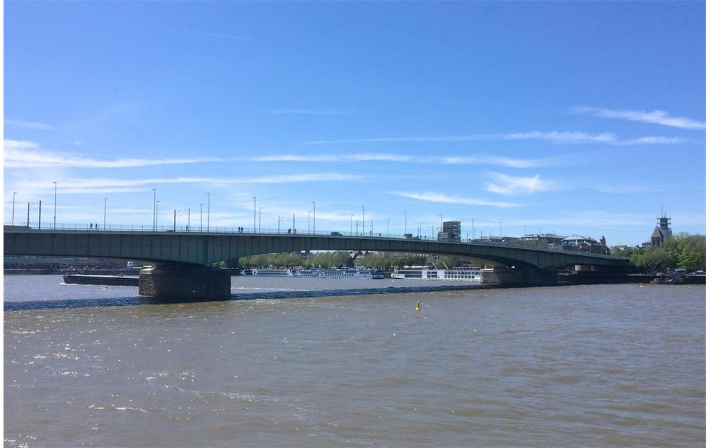 Deutzer Brücke (2019), von Norden aus in Richtung der Stadtkölner Rheinseite gesehen.