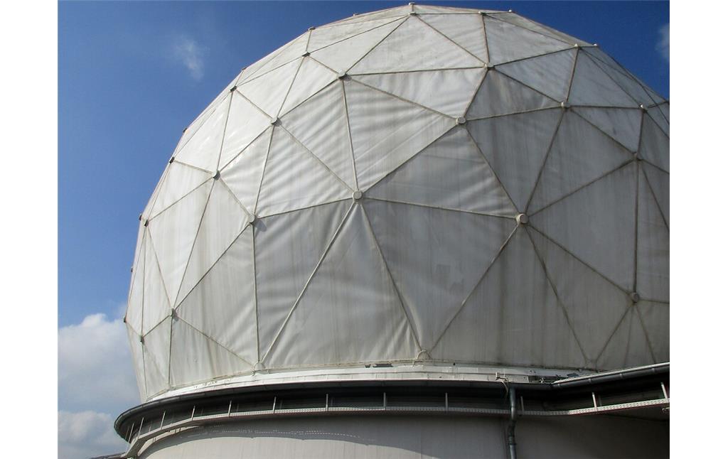 Nahaufnahme der 1985 ergänzten kuppelartigen Wetterschutzhülle für die Radaranlagen in der Mercator-Kaserne der Bundeswehr bei Euskirchen (2021).