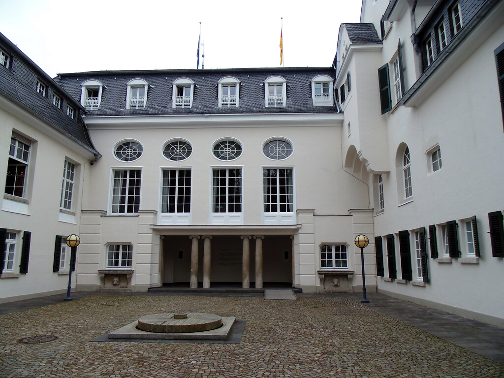 Blick in den Innenhof des Schlosses Deichmannsaue in Bonn-Rüngsdorf (2020)