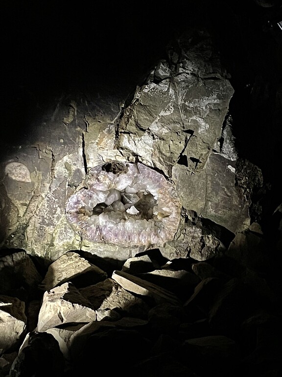 In den Wänden der Edelsteinminen Steinkaulenberg in Idar-Oberstein können Edelsteine betrachtet werden (2022)