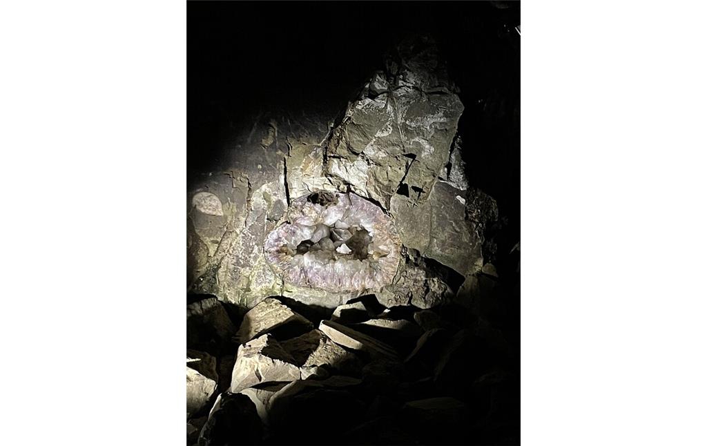 In den Wänden der Edelsteinminen Steinkaulenberg in Idar-Oberstein können Edelsteine betrachtet werden (2022)
