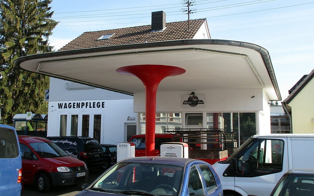 Die frühere Tankstelle an der Hauptstraße in Troisdorf-Spich (2022), im Bild das typische Pilzdach der 1950er-Jahre.
