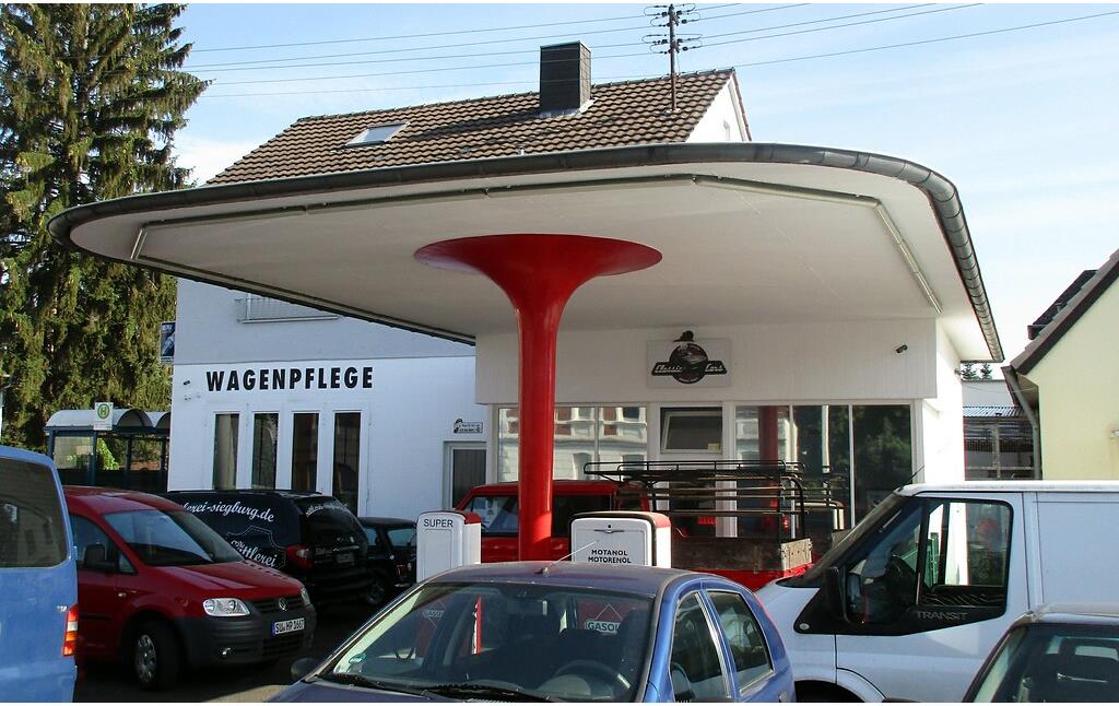 Die frühere Tankstelle an der Hauptstraße in Troisdorf-Spich (2022), im Bild das typische Pilzdach der 1950er-Jahre.