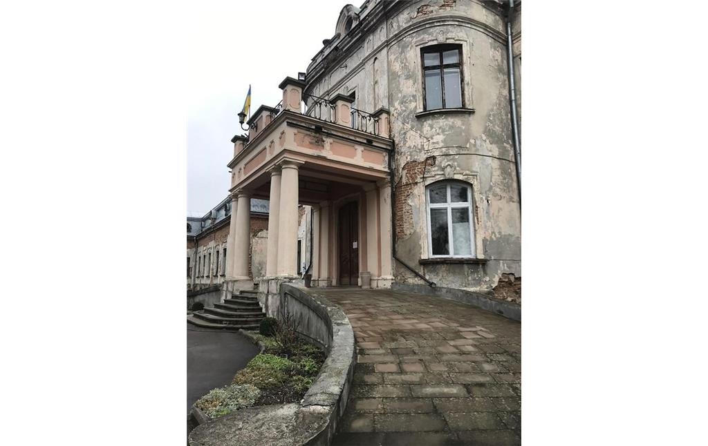The main entrance to Krystynopil Palace (2021)