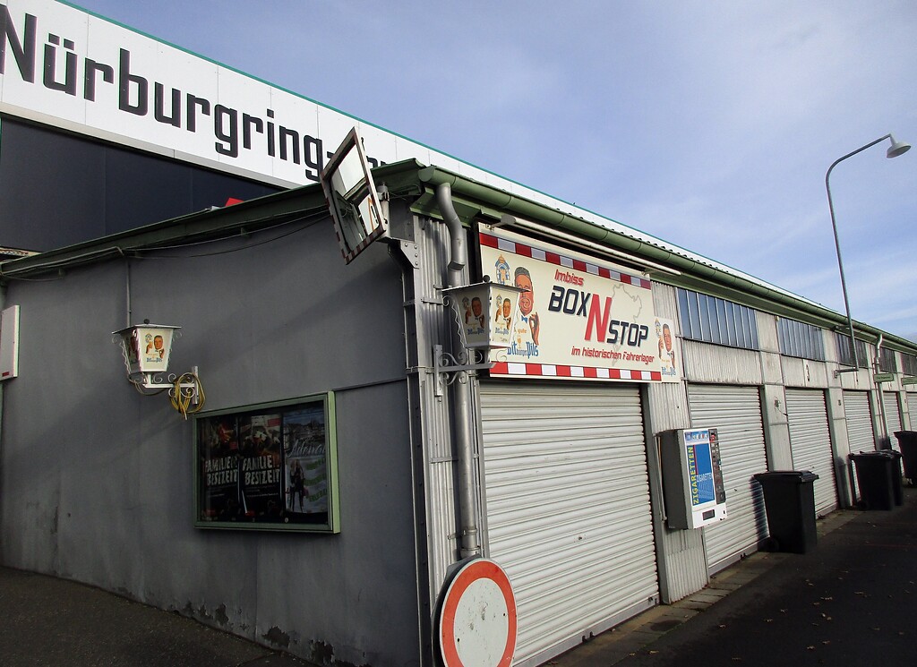Historisches Fahrerlager am Nürburgring: Blick über die nordwestliche Reihe der Garagenboxen mit dem "Imbiss BoxNStop im historischen Fahrerlager" in Box Nr. 1 (2020).