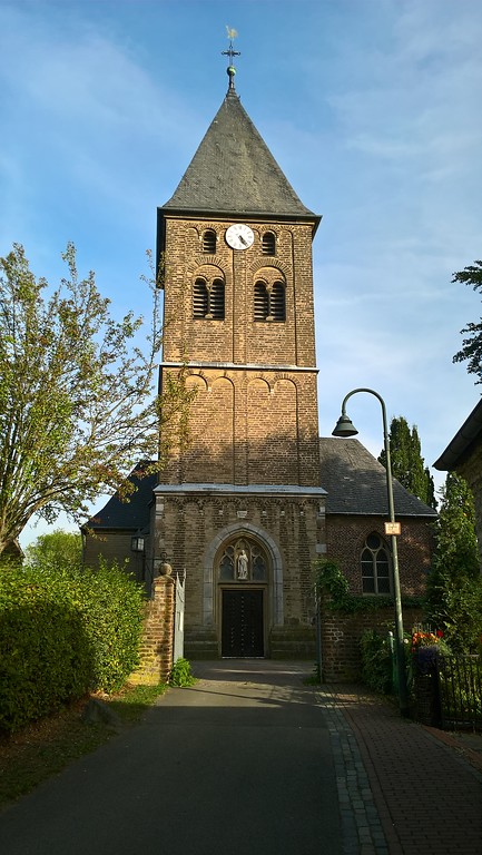 Frontansicht der romanischen Saalkirche St. Martinus (2018).