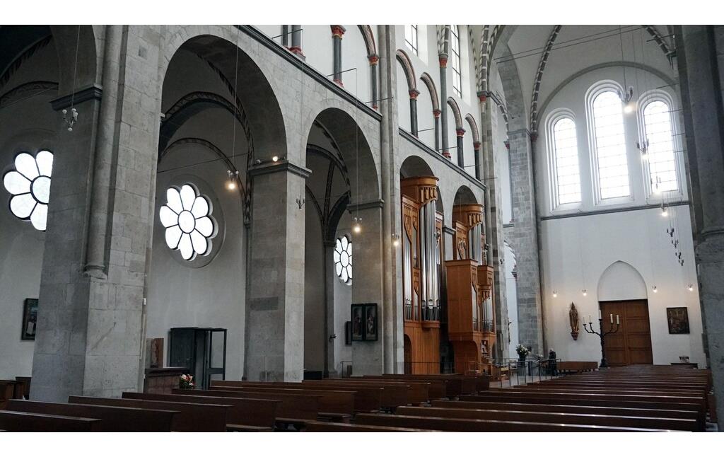 Das Hauptschiff mit der Orgel der "Basilica Minor"-Kirche des Kunibertstifts, der Basilika St. Kunibert in Köln-Altstadt-Nord (2023).