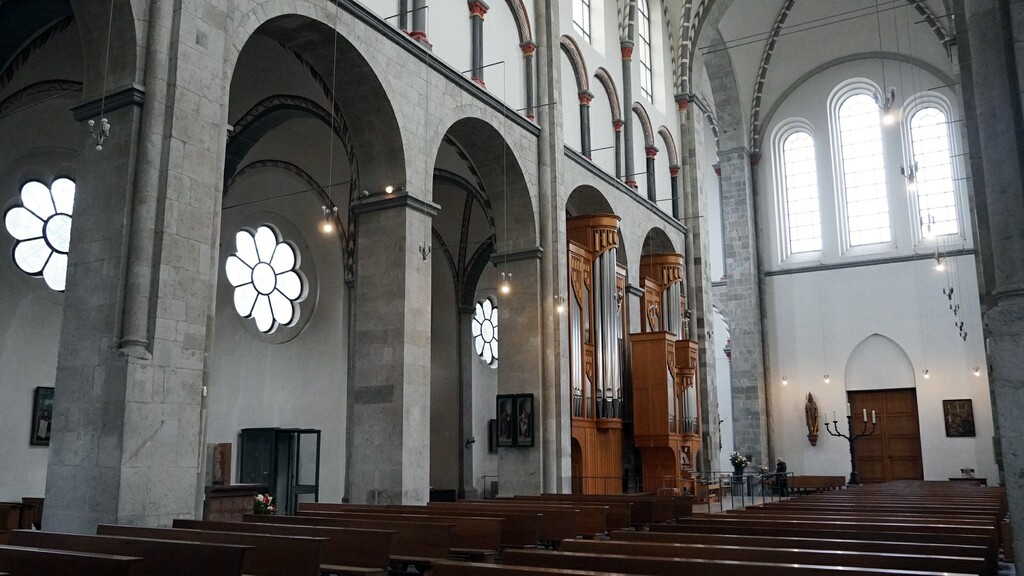 Das Hauptschiff mit der Orgel der "Basilica Minor"-Kirche des Kunibertstifts, der Basilika St. Kunibert in Köln-Altstadt-Nord (2023).
