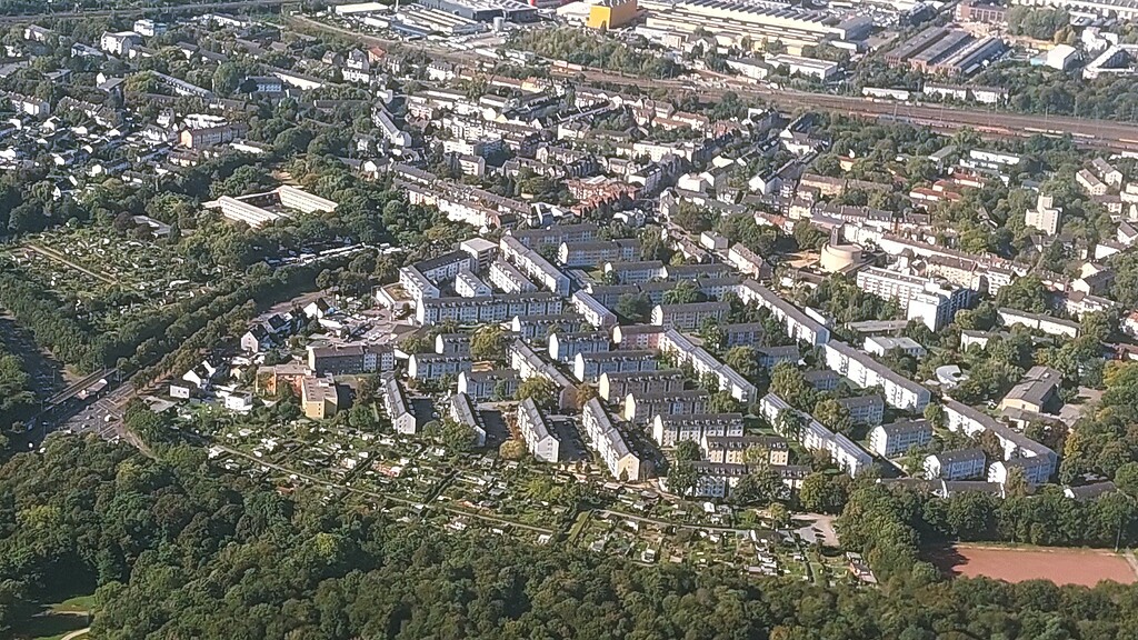 Luftbildaufnahme von Köln-Vingst in westliche Richtung (2021), zentral im Bild die Straßenzüge der Lustheider Straße, Thorwaldsenstraße und Nobelstraße.