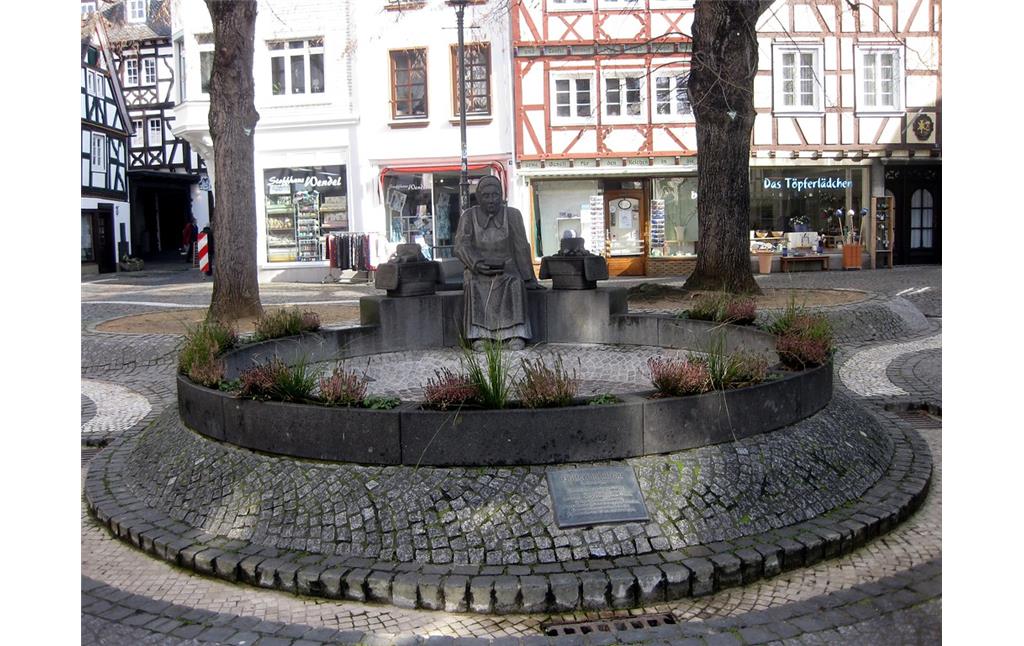 Brunnen mit der aus Stein geschlagenen lebensgroßen Landfrau Agnes auf dem Marktplatz "Buttermarkt" in Linz am Rhein (2015).