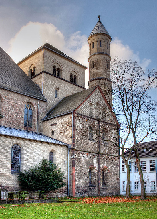Die frühere Abtei St. Pantaleon in Köln, Ansicht von Norden auf das Westwerk mit Nordannex und Nordturm (2009).