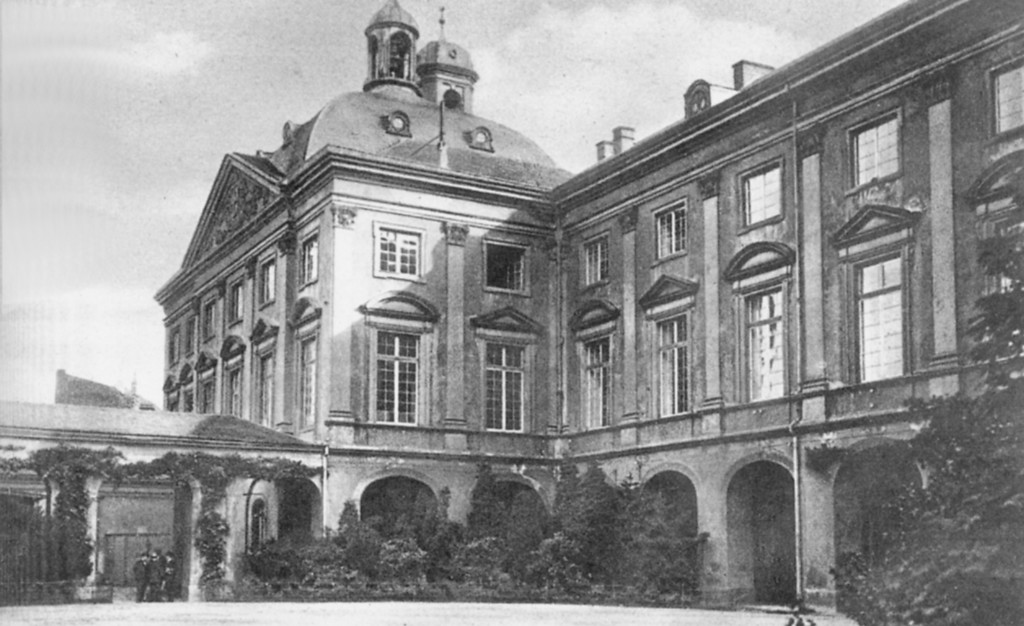 Zustand des Arkadenhof des kurfürstlichen Schlosses Bonn mit der in einem Eckpavillon untergebrachten neuen Schlosskirche zwischen 1777 und 1926