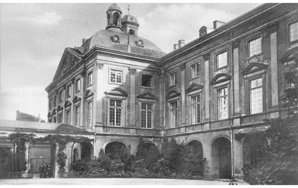 Zustand des Arkadenhof des kurfürstlichen Schlosses Bonn mit der in einem Eckpavillon untergebrachten neuen Schlosskirche zwischen 1777 und 1926