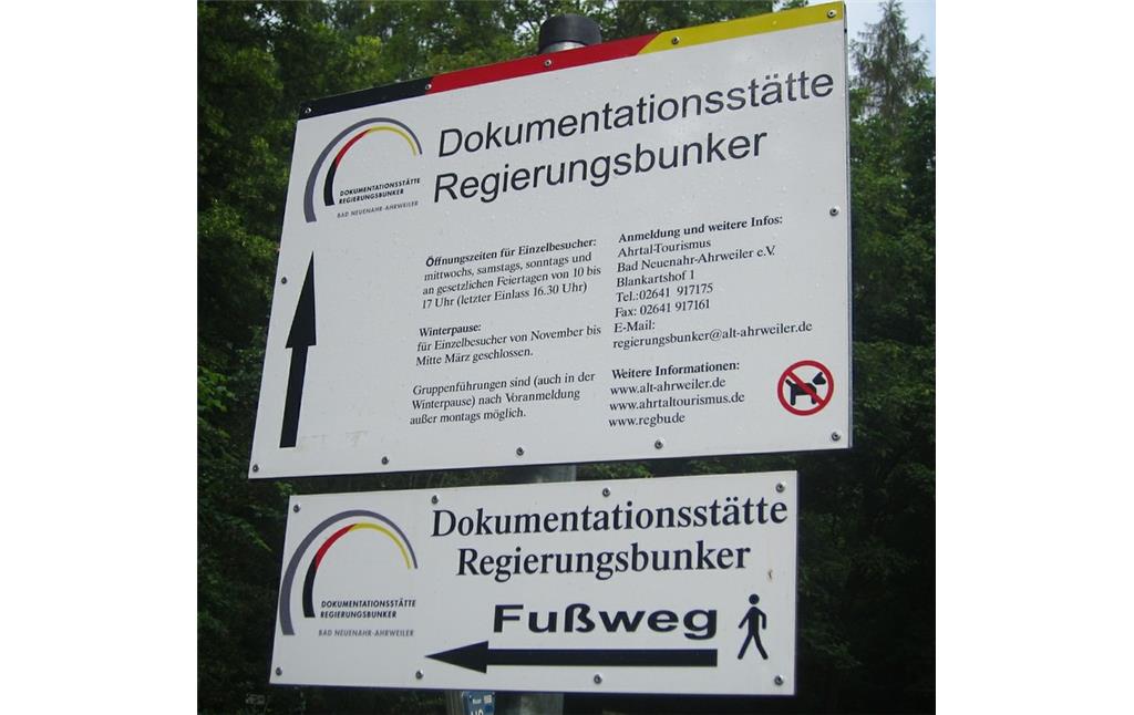 Hinweistafel auf die Dokumentationsstätte Regierungsbunker, ehemals "Ausweichsitz der Verfassungsorgane des Bundes" bei Ahrweiler (2015).