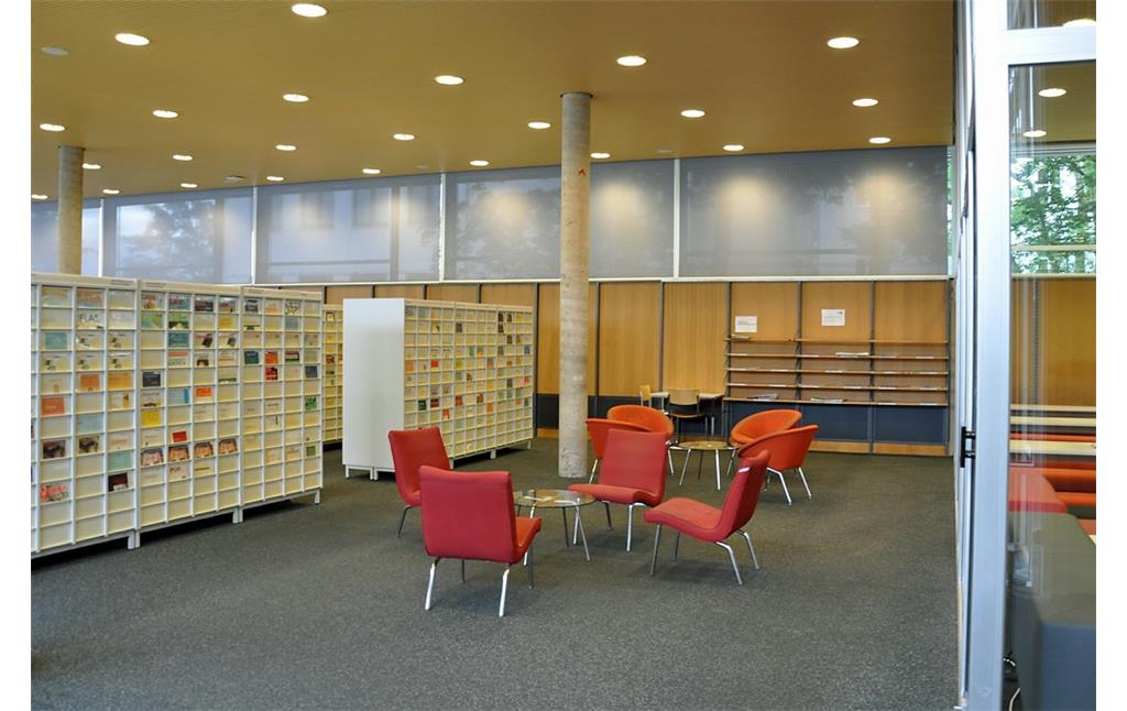 Blick in die sich im Lesesaal befindliche Leseecke mit angrenzendem Präsenzbestand ausgewählter aktueller Zeitschriften der Universitäts- und Landesbibliothek Bonn (2017)