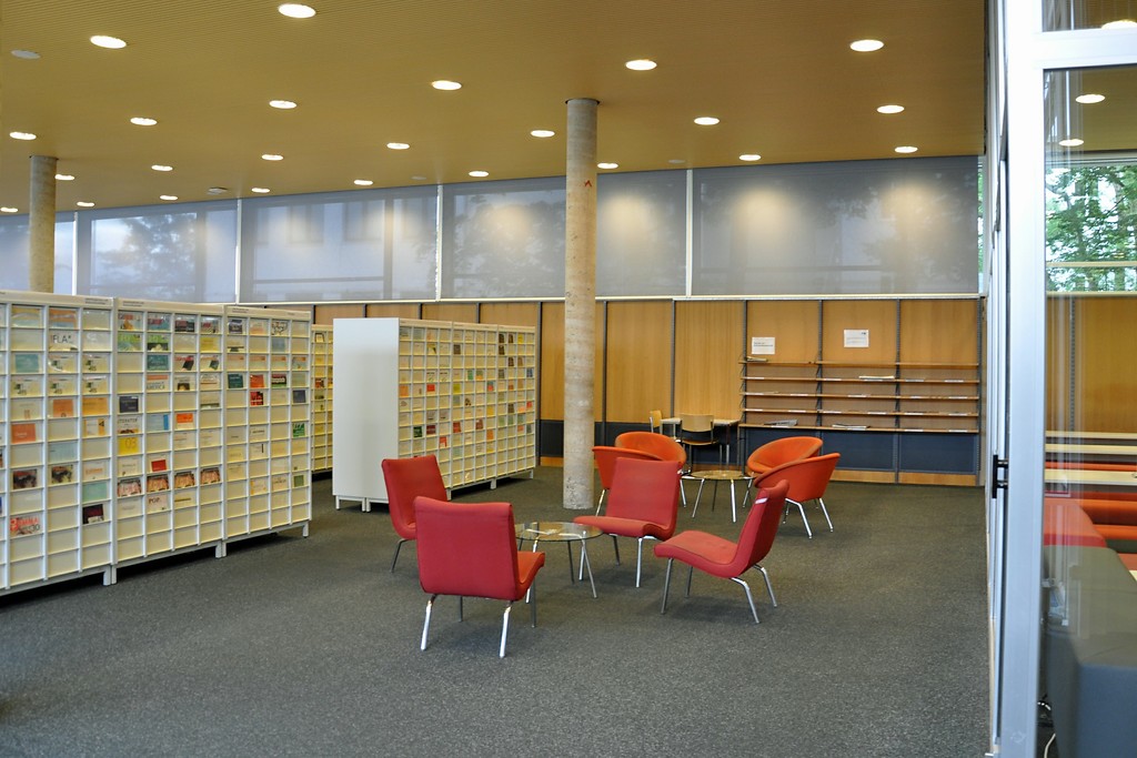 Blick in die sich im Lesesaal befindliche Leseecke mit angrenzendem Präsenzbestand ausgewählter aktueller Zeitschriften der Universitäts- und Landesbibliothek Bonn (2017)