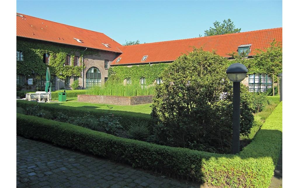Innenhof des Rolshover Hofes in Köln-Poll (2013).