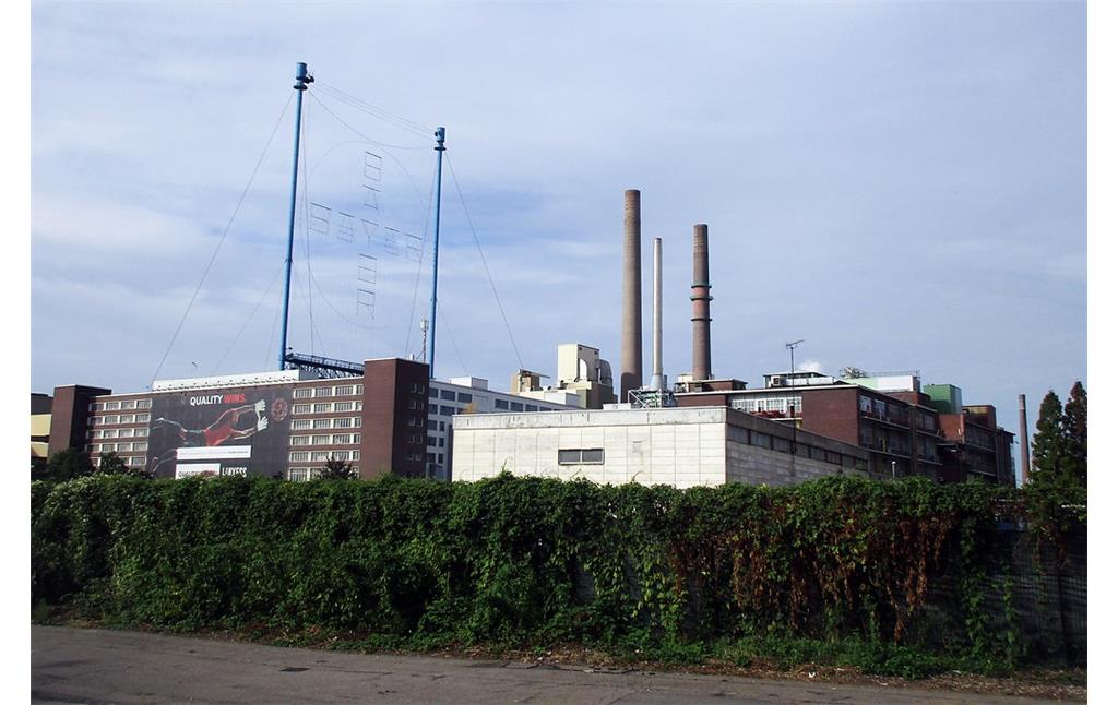 Ein Teil des Bayer-Werks in Leverkusen mit dem Bayer-Kreuz, Ansicht von der Friedrich-Ebert-Straße aus (2018)