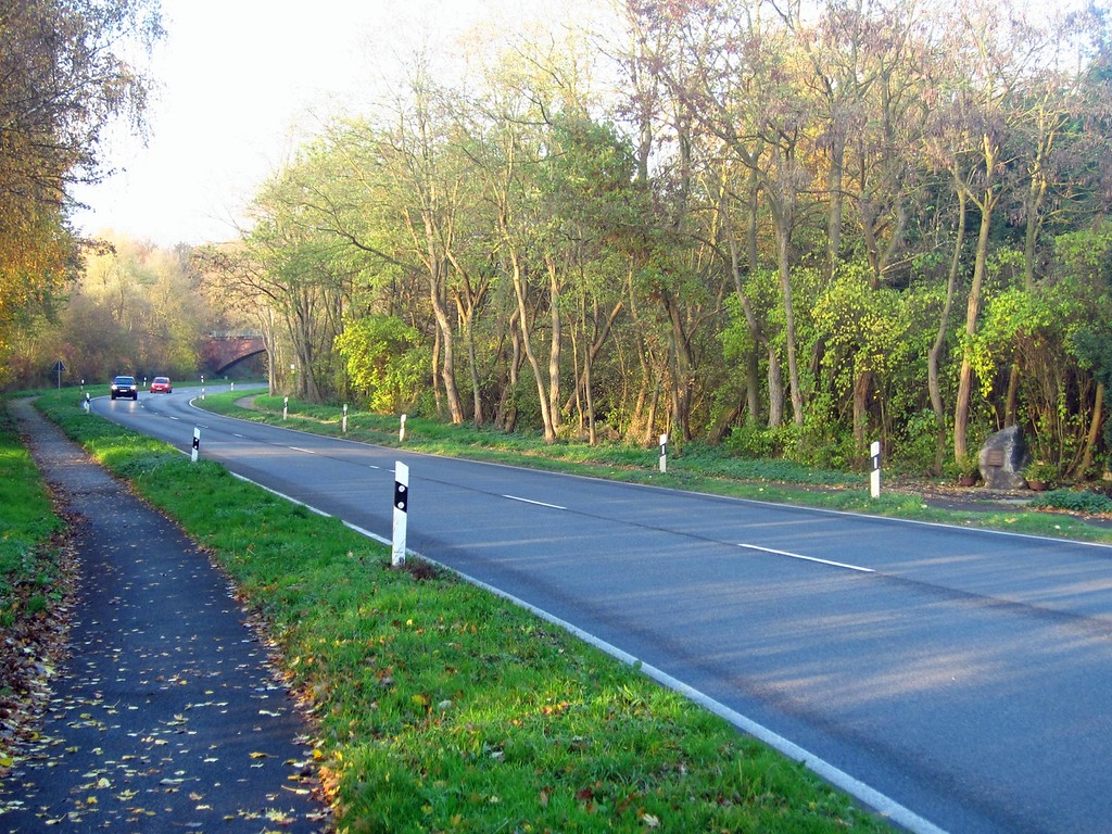 Die frühere Rennstrecke "Grenzlandring" (Wegbergring) bei Wegberg, rechts im Bild der Gedenkstein (2012).