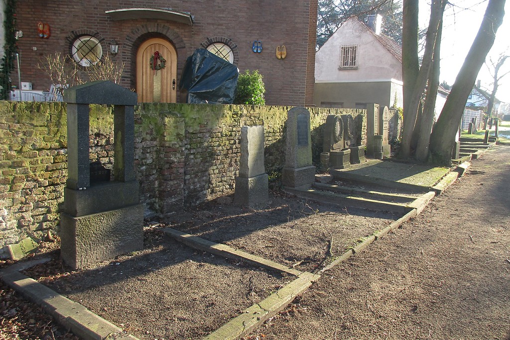 Gräberreihe auf dem jüdischen Friedhof in der Wassenbergstraße in Emmerich (2017).