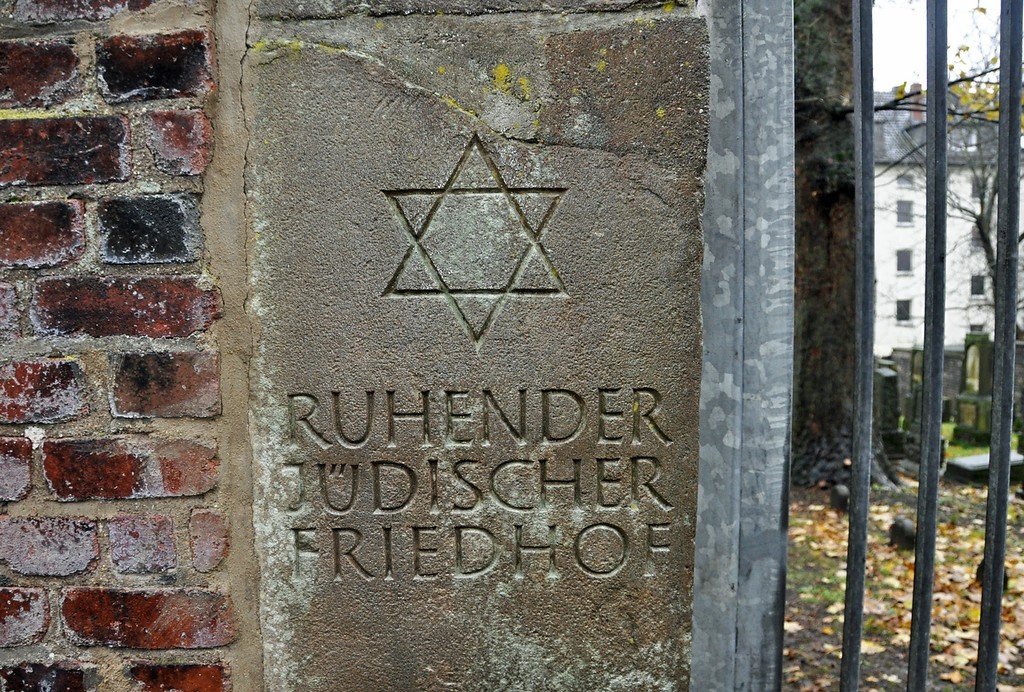 Hinweis "Ruhender Jüdischer Friedhof" am linken Teil der Eingangspforte zum alten jüdischen Friedhof Weißenburgstraße in Elberfeld-Ostersbaum (2014).