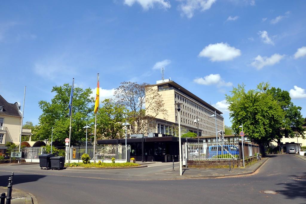 Rückansicht des Auswärtigen Amtes, Adenauerallee 99-103 in Bonn, von der Tempelstraße aus gesehen (2016).