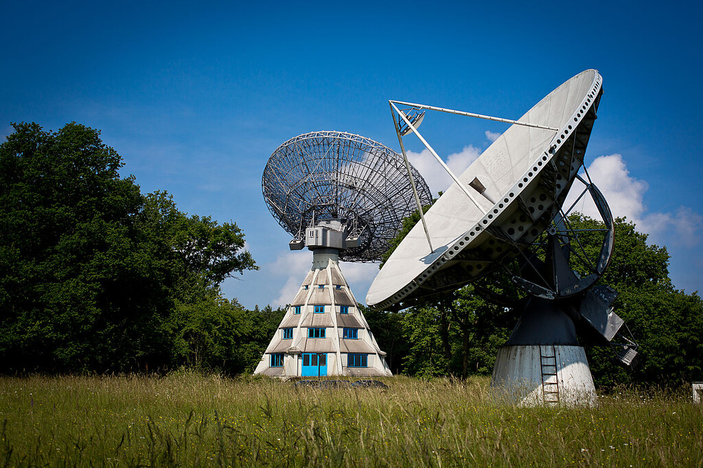 Radioteleskope auf dem Berg Stockert bei Bad Münstereifel-Eschweiler (2013): Im Bild vorne der 10-Meter-Spiegel, dahinter  etwa 110 Meter entfernt  der Astropeiler Stockert mit seinem 25 Meter Durchmesser umfassenden Teleskopspiegel.
