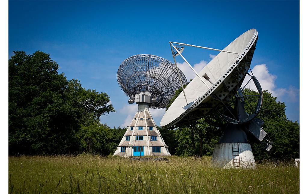 Radioteleskope auf dem Berg Stockert bei Bad Münstereifel-Eschweiler (2013): Im Bild vorne der 10-Meter-Spiegel, dahinter  etwa 110 Meter entfernt  der Astropeiler Stockert mit seinem 25 Meter Durchmesser umfassenden Teleskopspiegel.