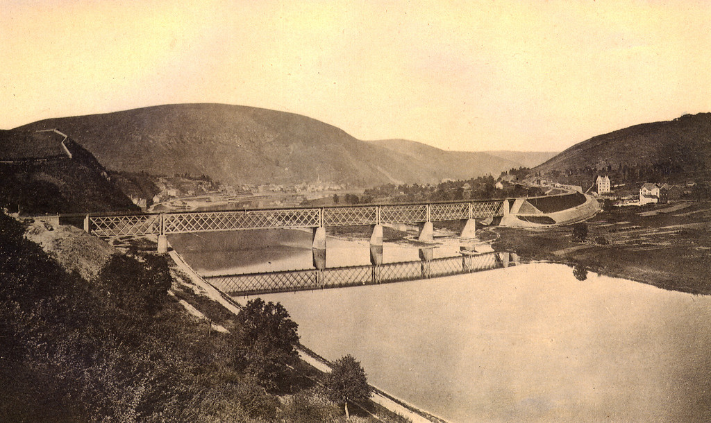 Historisches Foto von 1880 mit einer Ansicht des Orts Bullay (rechts im Bild) und der Doppelstockbrücke Alf-Bullay über die Mosel.