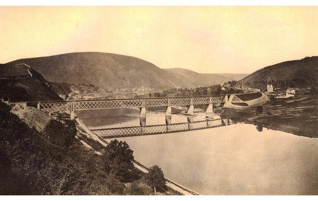 Historisches Foto von 1880 mit einer Ansicht des Orts Bullay (rechts im Bild) und der Doppelstockbrücke Alf-Bullay über die Mosel.