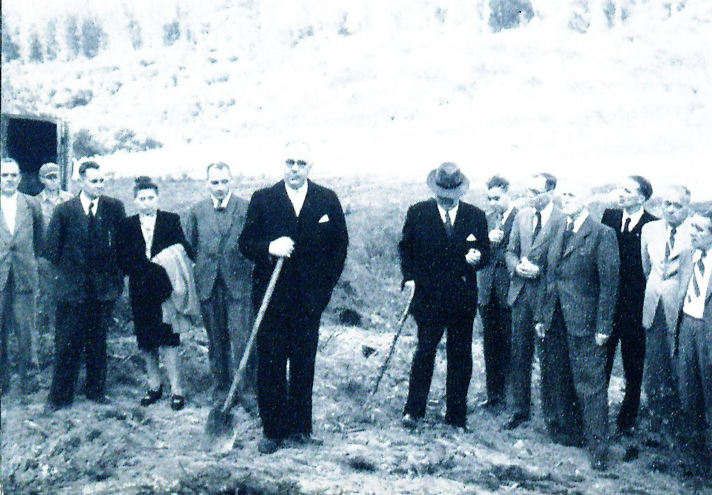 Der erste Spatenstich zum Bau der Sportschule Hennef durch den damaligen Regierungspräsident von Köln, Dr. Wilhelm Warsch (Aufnahme von 1948).