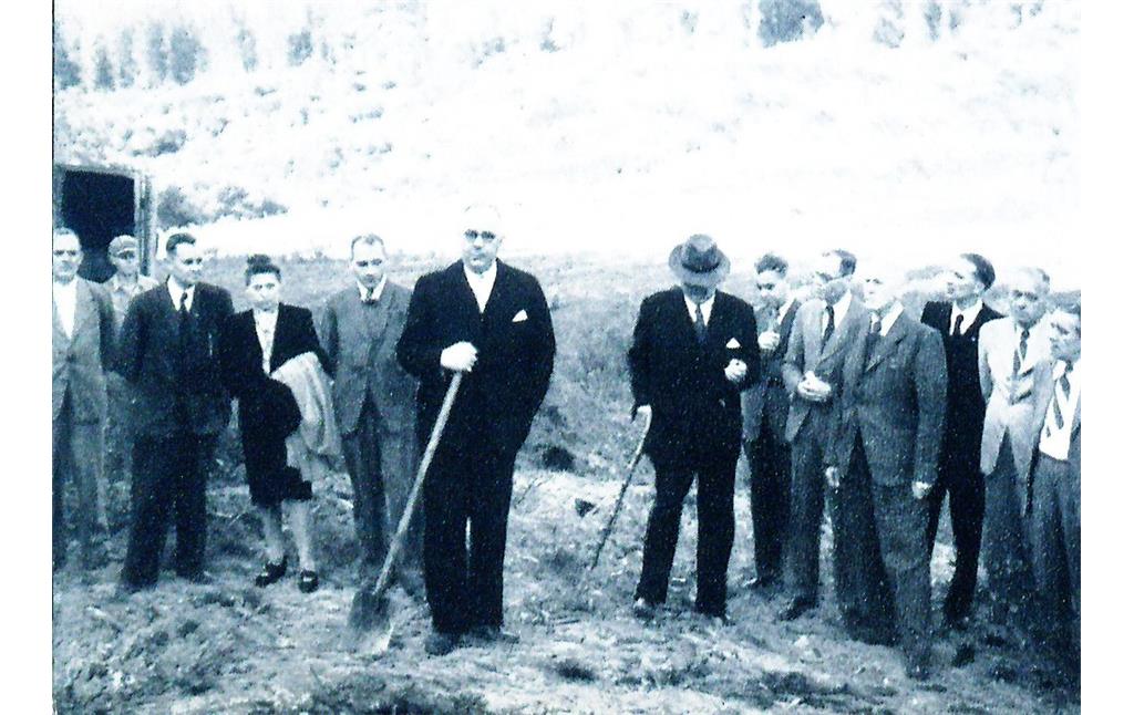 Der erste Spatenstich zum Bau der Sportschule Hennef durch den damaligen Regierungspräsident von Köln, Dr. Wilhelm Warsch (Aufnahme von 1948).