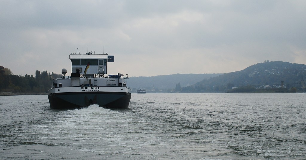 Frachtschiff "Bodensee" auf dem Rhein bei Bad Honnef, im Hintergrund Remagen-Oberwinter (2016).