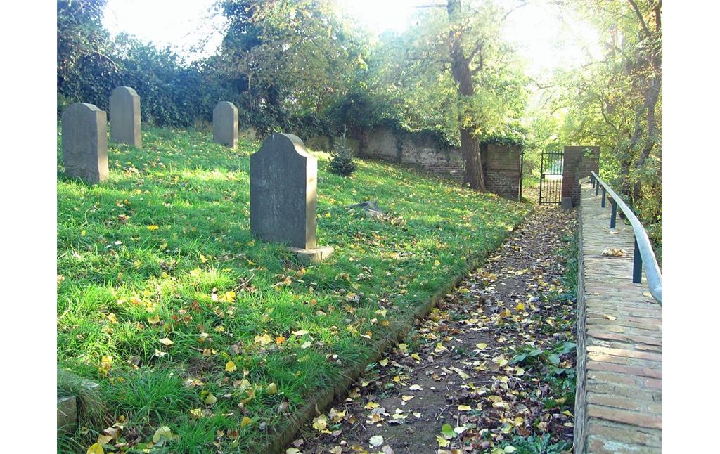 Gräberfeld und Friedhofsmauer auf dem Jüdischen Friedhof am Stromberg in Jüchen-Hochneukirch (2013)