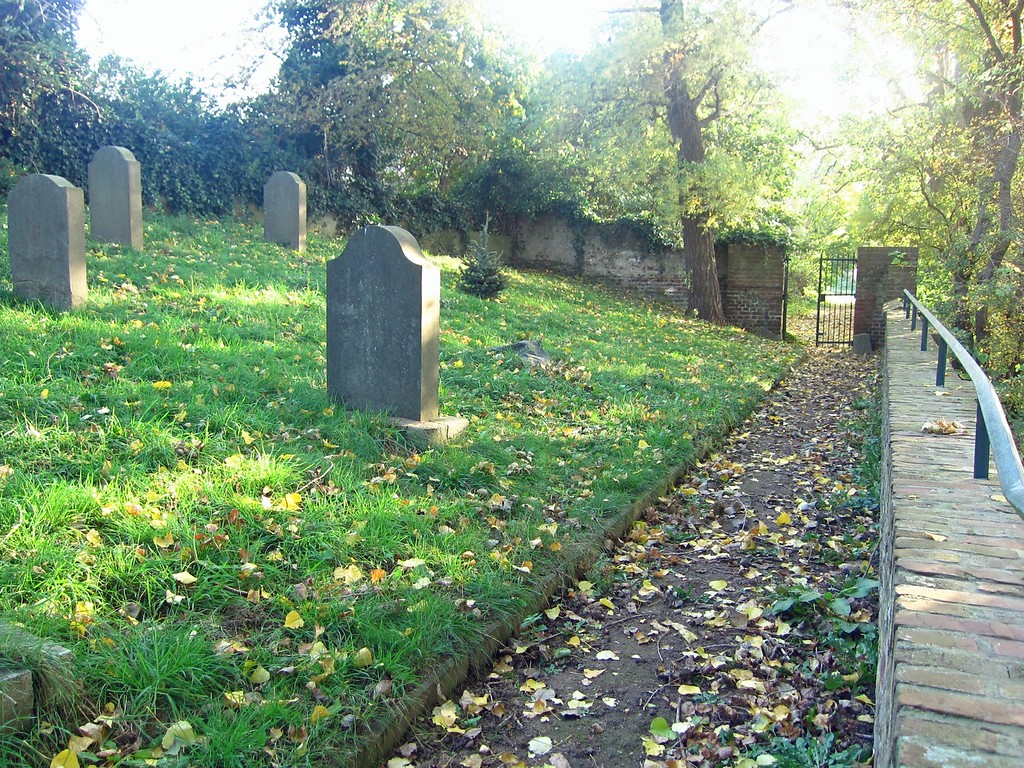 Gräberfeld und Friedhofsmauer auf dem Jüdischen Friedhof am Stromberg in Jüchen-Hochneukirch (2013)